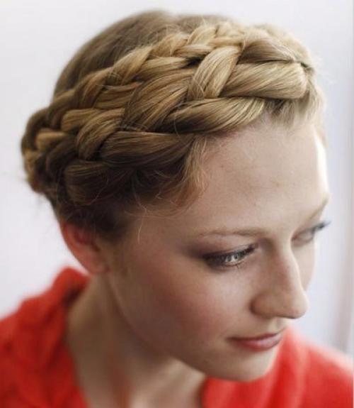 Одна из хитростей косички Halo - это густые послушные волосы, а изюминку придаст мелирование или колорирование волос. 06 Одна из хитростей косички Halo - это густые послушные волосы, а изюминку придаст мелирование или колорирование волос. 06