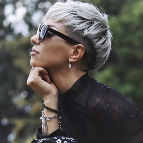 Модная стрижка пикси - превосходный вариант для активных женщин, не боящихся смелых экспериментов со своей внешностью. 03