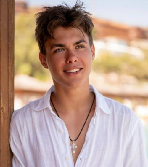 Старший сын Екатерины Климовой и Игоря Петренко, 19-летний Матвей, стал настоящим Крашем социальных сетей. 01