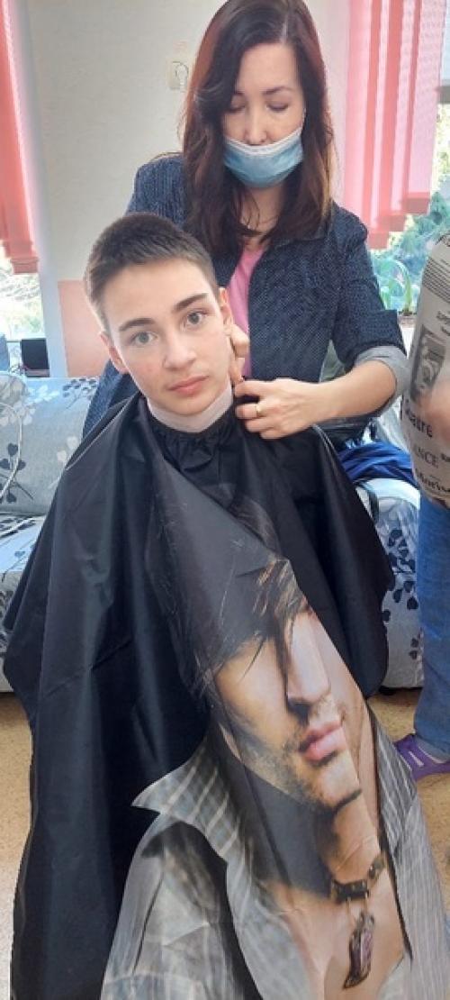 Четыре прекрасных мастера - парикмахера преобразили ребят с овз в лицее 78 Фарватер - во время перемены привели стрижки ребят в порядок. 03