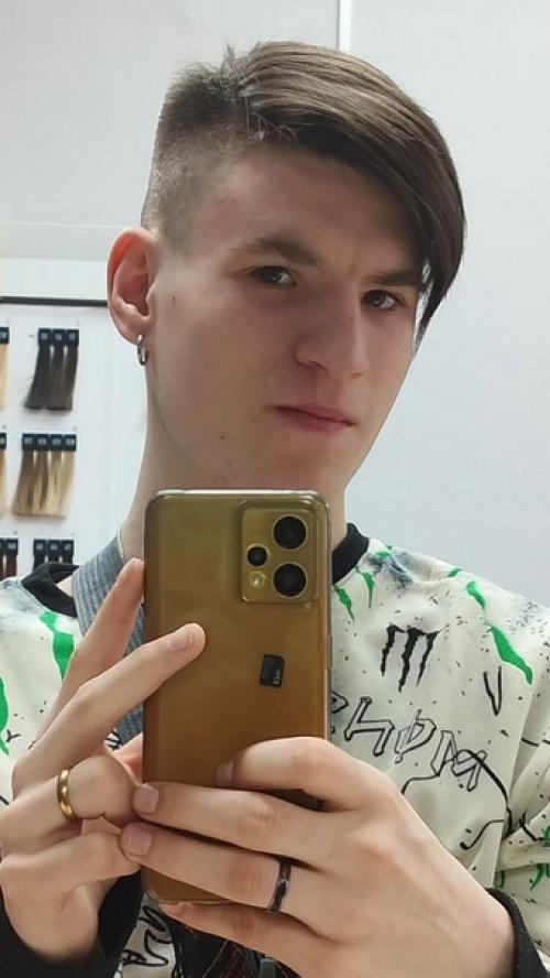 Undercut -  одна из стрижек, относящихся к длинным видам мужских причёсок. 01