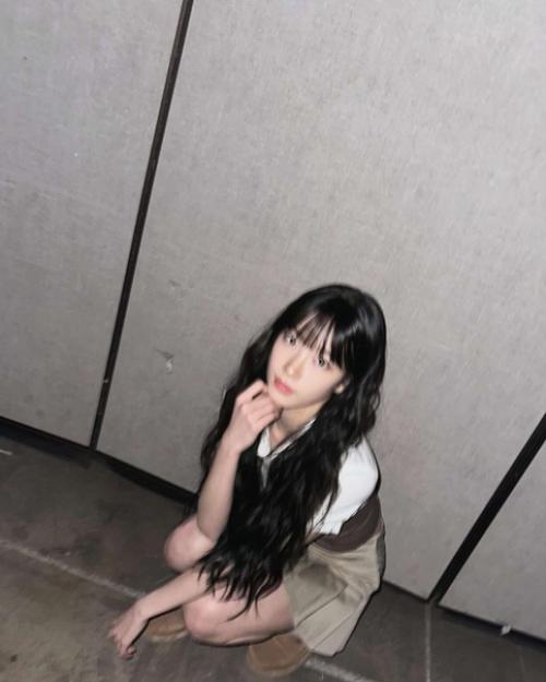 Theqoo казуха из LE Sserafim, которая выложила фотографии с чёлкой. 02 Theqoo казуха из LE Sserafim, которая выложила фотографии с чёлкой. 02