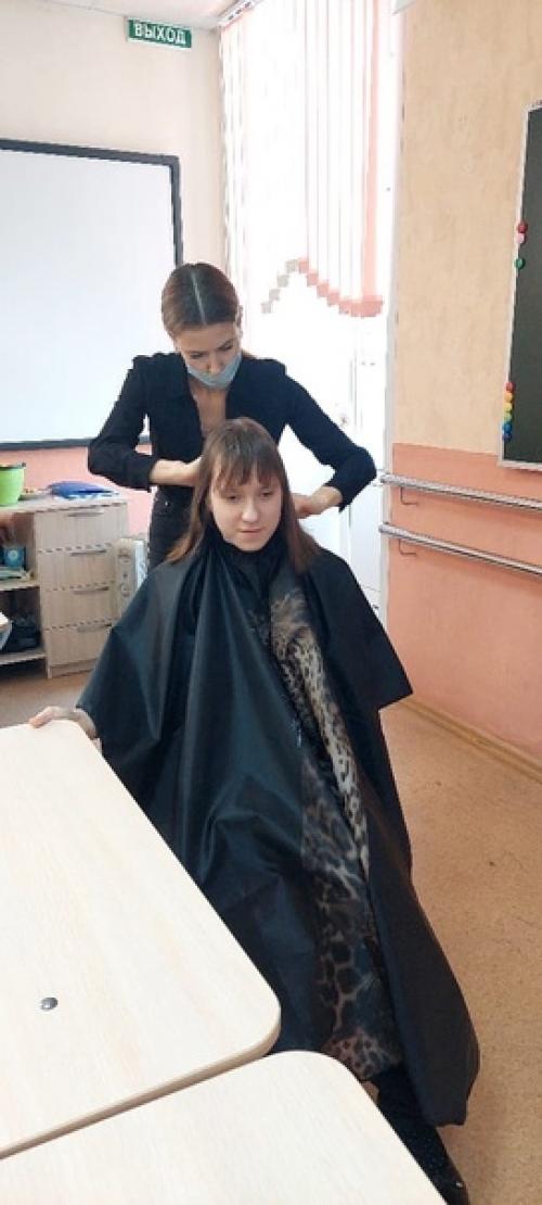 Четыре прекрасных мастера - парикмахера преобразили ребят с овз в лицее 78 Фарватер - во время перемены привели стрижки ребят в порядок. 04