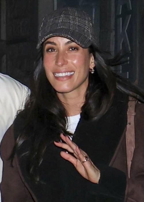 Брэд питт и Инес де Рамон попали в объективы папарацци во время прогулки по греческому острову идра. 01