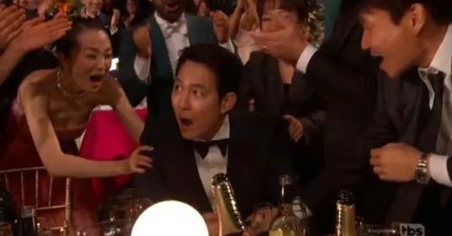 020322: ли Джон Джэ взял награду за лучшую мужскую роль на премии гильдии киноактёров США. 01 020322: ли Джон Джэ взял награду за лучшую мужскую роль на премии гильдии киноактёров США. 01