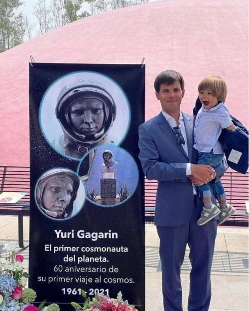 Внук и правнук Юрия гагарина удивительно похожи на него. 

