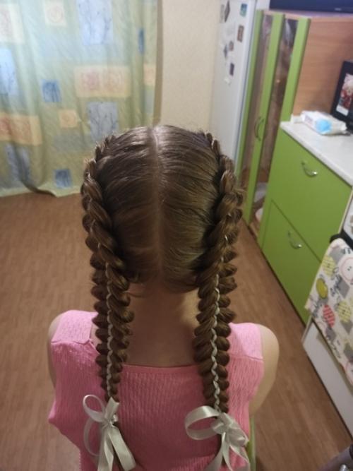 А кто рано встает, тот бежит в школу с красивой прической, ведь на выпускную фотосессию по-другому нельзя! 02