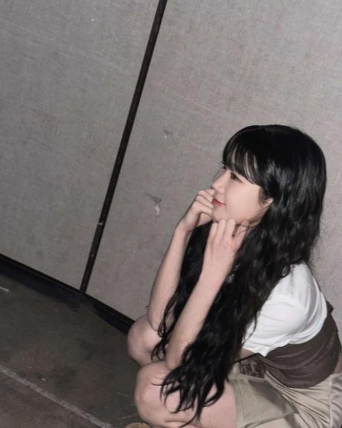 Theqoo казуха из LE Sserafim, которая выложила фотографии с чёлкой. 04 Theqoo казуха из LE Sserafim, которая выложила фотографии с чёлкой. 04