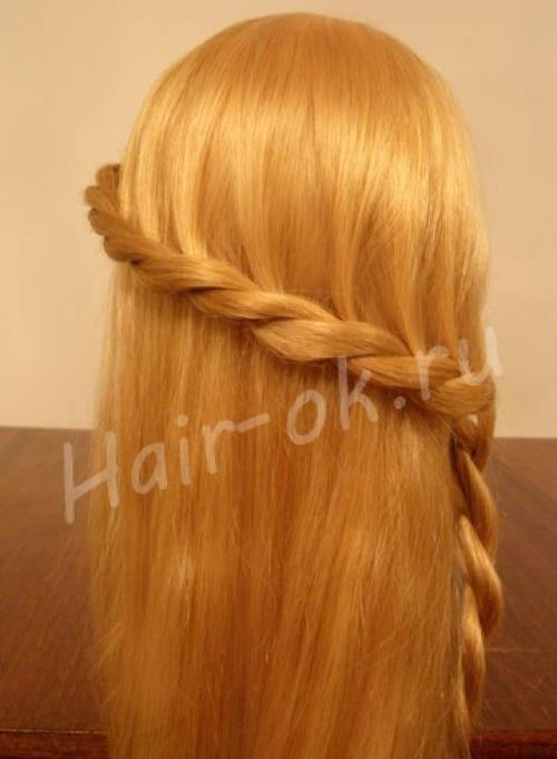 Прическа 2 улитки.  Разделите волосы на две зоны с помощью расчески с острым кончиком. 08