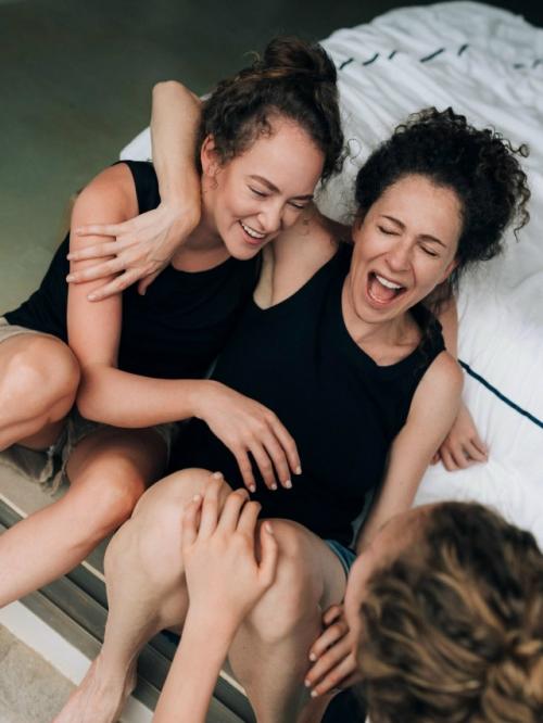 Аглая Тарасова поделилась семейными фото с мамой Ксенией Раппопорт и сестрой Софией, дочерью Юрия колокольникова. 02