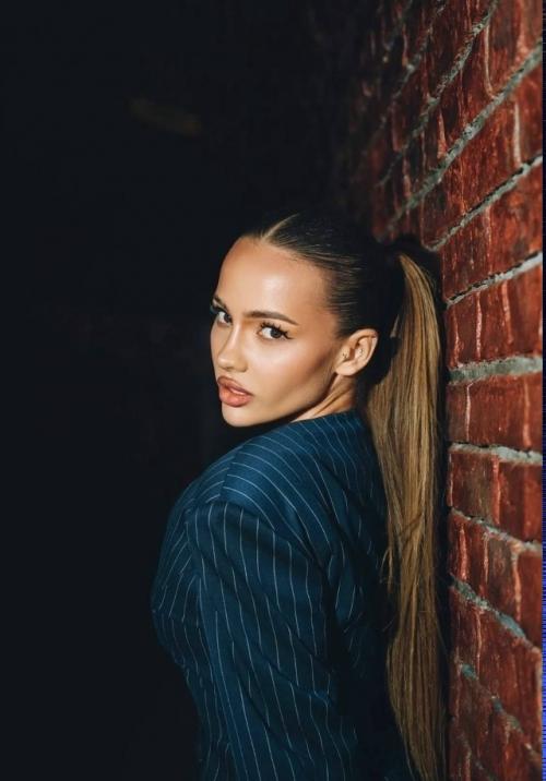 Егор крид опубликовал снимки с девушкой, которая сильно напоминает валю карнавал.

