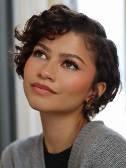 Зендея вместе с мужем томом холландом попались на глаза во время прогулки по Лос-анджелесу. 03