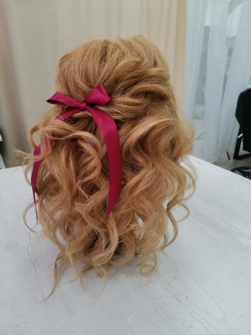 Уже 2 урока по причёскам с ученицей Алёной прошли на отлично. 02