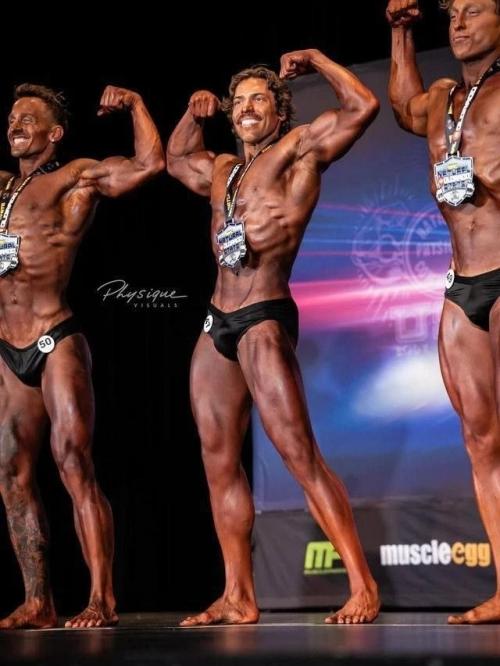 Внебрачный сын шварценеггера стал чемпионом по бодибилдингу.

