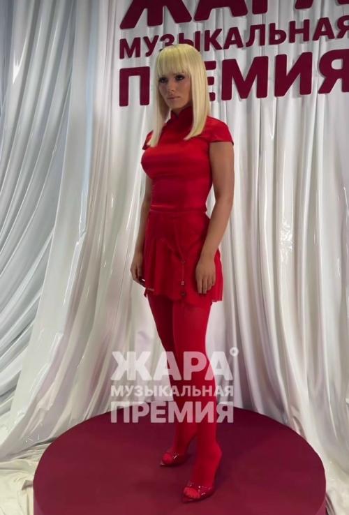 Минувшим вечером состоялась церемония жара Music Awards - настоящий праздник музыки и гламура. 04