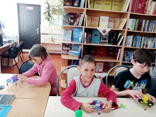 В начале 60-х гг. XX века после легендарного полета в космос Юрия Гагарина сотни тысяч молодых людей мечтали повторить его подвиг. 03 В начале 60-х гг. XX века после легендарного полета в космос Юрия Гагарина сотни тысяч молодых людей мечтали повторить его подвиг. 03