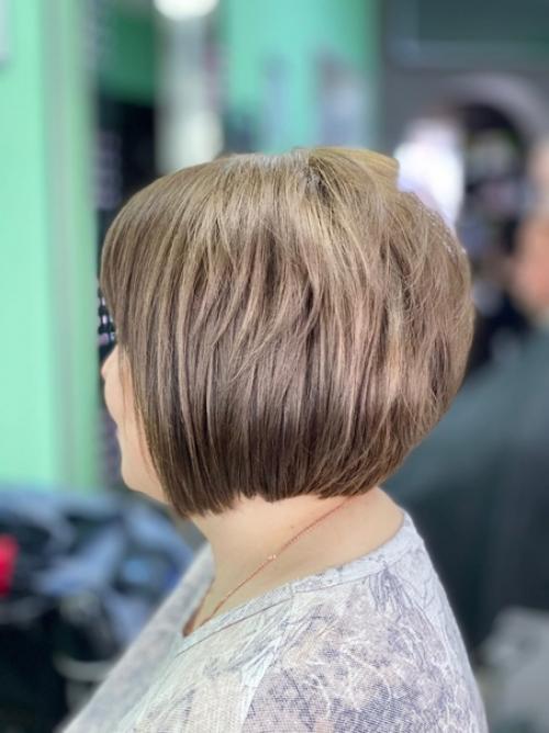 Чтобы преподнести хорошо всем известный фасон в новом свете, приходится искать новые идеи, одна из таких - стрижка градуированное каре. 01