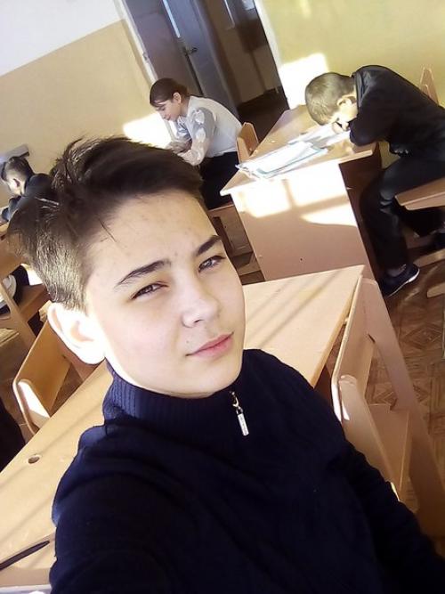 Поясни. Поясняю. Обе фотографии как я понял селфи. 01