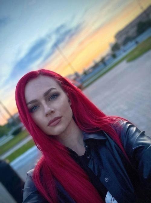 Марина Добровольская - известная тиктокерша с яркой и запоминающейся прической. 02