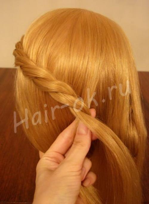 Прическа 2 улитки.  Разделите волосы на две зоны с помощью расчески с острым кончиком. 07