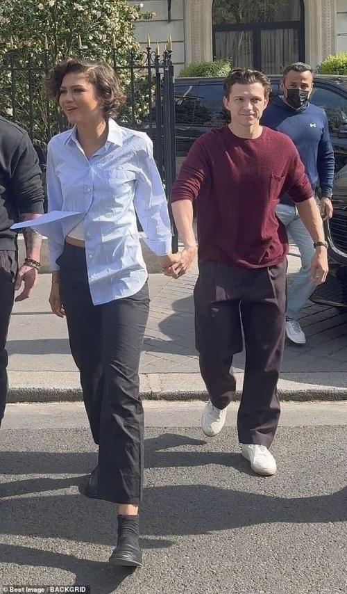 Зендея вместе с мужем томом холландом попались на глаза во время прогулки по Лос-анджелесу.  