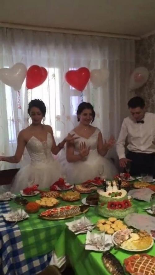 Двойняшки всю жизнь были не разлей вода, даже свадьбу в один день отпраздновали! 02