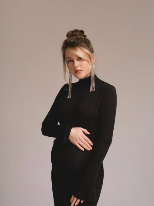 37-Летняя звезда Молодёжки Анна михайловская ждет второго ребёнка. 02