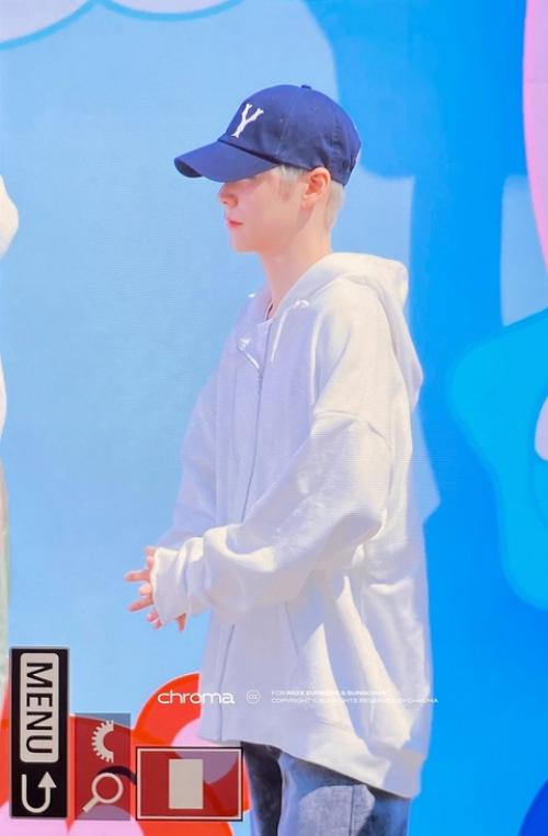 Я впервые вижу ынсока с подобной прической - она просто огонь. 01