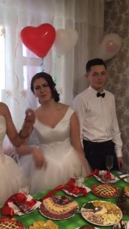 Двойняшки всю жизнь были не разлей вода, даже свадьбу в один день отпраздновали! 01