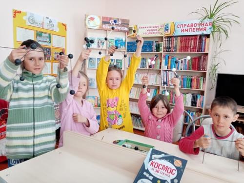 В начале 60-х гг. XX века после легендарного полета в космос Юрия Гагарина сотни тысяч молодых людей мечтали повторить его подвиг. 06 В начале 60-х гг. XX века после легендарного полета в космос Юрия Гагарина сотни тысяч молодых людей мечтали повторить его подвиг. 06