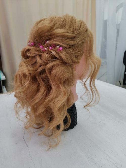 Уже 2 урока по причёскам с ученицей Алёной прошли на отлично. 04