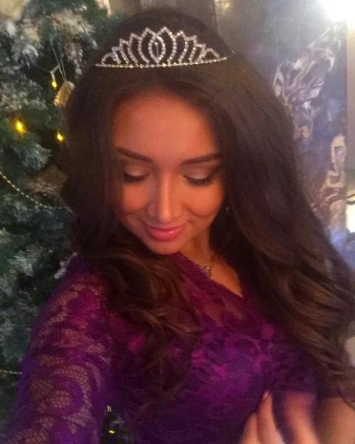 Добрый вечер, ищу мастера кто сможет сделать укладку на 24 апреля в мой день рождения, желательно утром у меня дома. 01