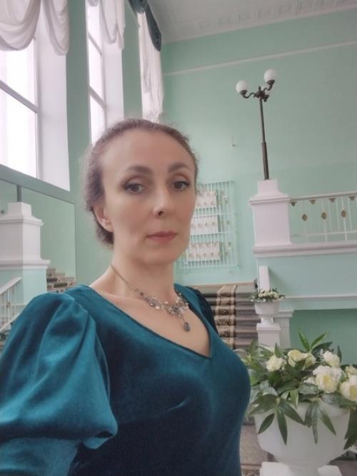 Людмила вот такое шикарное платье для концерта музыки чайковского подобрала. 01