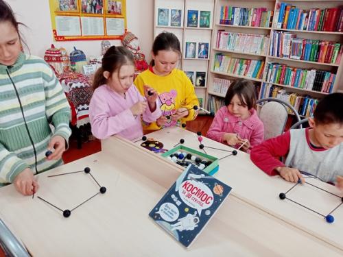 В начале 60-х гг. XX века после легендарного полета в космос Юрия Гагарина сотни тысяч молодых людей мечтали повторить его подвиг. 02 В начале 60-х гг. XX века после легендарного полета в космос Юрия Гагарина сотни тысяч молодых людей мечтали повторить его подвиг. 02