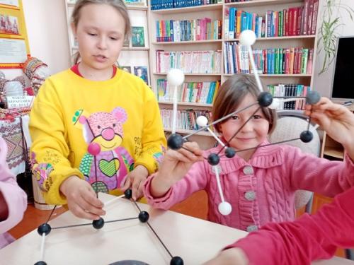 В начале 60-х гг. XX века после легендарного полета в космос Юрия Гагарина сотни тысяч молодых людей мечтали повторить его подвиг. 01 В начале 60-х гг. XX века после легендарного полета в космос Юрия Гагарина сотни тысяч молодых людей мечтали повторить его подвиг. 01