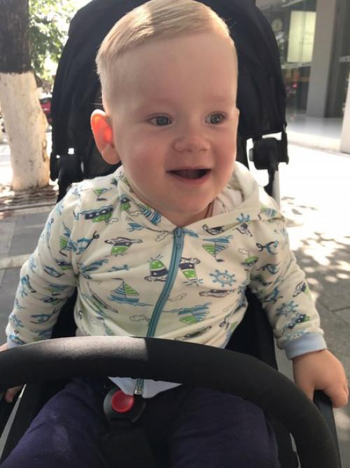 Вчера мы познакомились с самой страшной штукой на планете земля (по версии нашего Мишутки) - электробритвой! 01