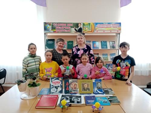 В начале 60-х гг. XX века после легендарного полета в космос Юрия Гагарина сотни тысяч молодых людей мечтали повторить его подвиг. 07 В начале 60-х гг. XX века после легендарного полета в космос Юрия Гагарина сотни тысяч молодых людей мечтали повторить его подвиг. 07