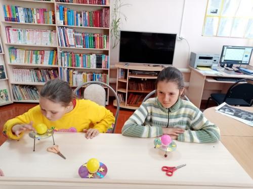 В начале 60-х гг. XX века после легендарного полета в космос Юрия Гагарина сотни тысяч молодых людей мечтали повторить его подвиг. 04 В начале 60-х гг. XX века после легендарного полета в космос Юрия Гагарина сотни тысяч молодых людей мечтали повторить его подвиг. 04