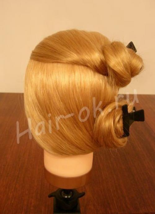 Прическа 2 улитки.  Разделите волосы на две зоны с помощью расчески с острым кончиком. 01