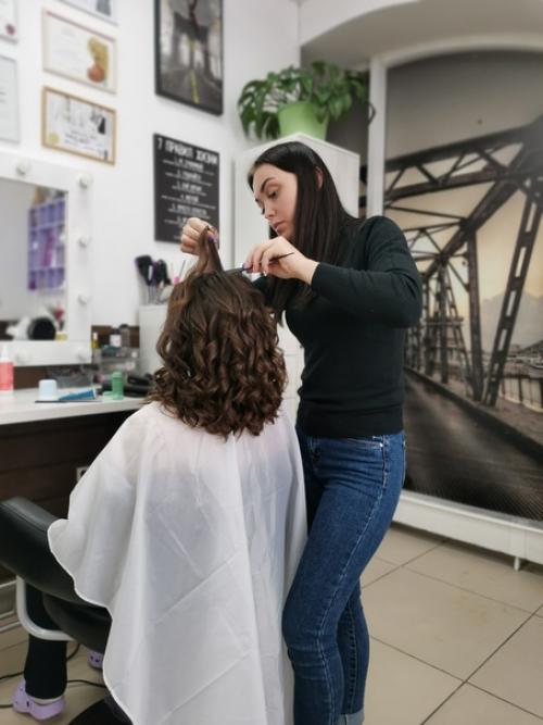 Уже 2 урока по причёскам с ученицей Алёной прошли на отлично. 05