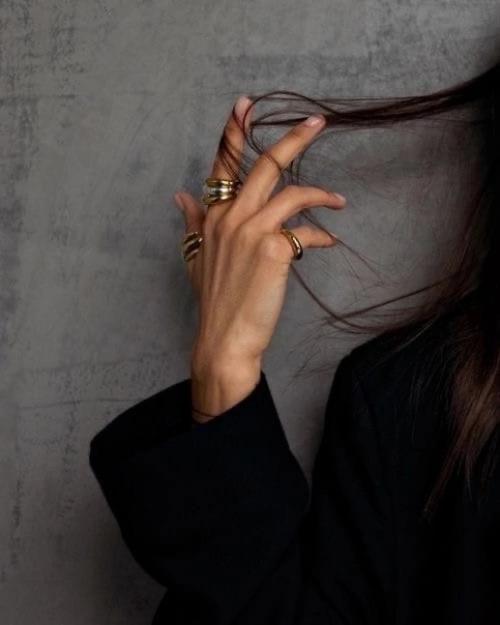 Ломкость волос и секущиеся кончики - распространенные проблемы, из-за которых ваши волосы могут выглядеть тусклыми и нездоровыми. 03