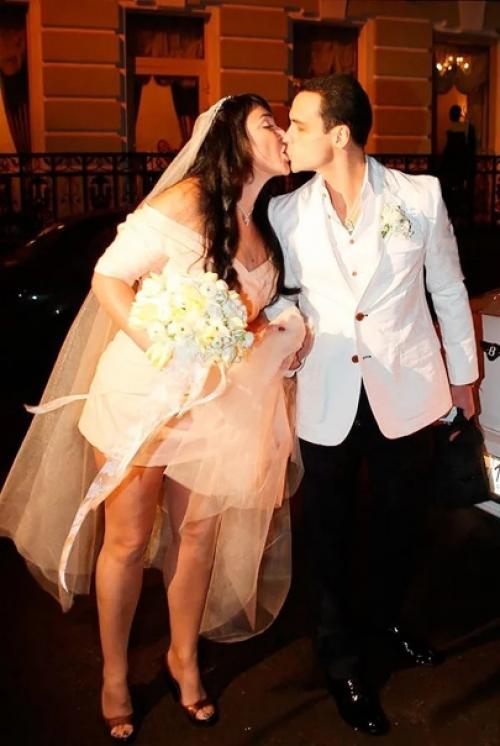 Парашют и пальто с трусами: самые нелепые свадебные наряды звезд. 03