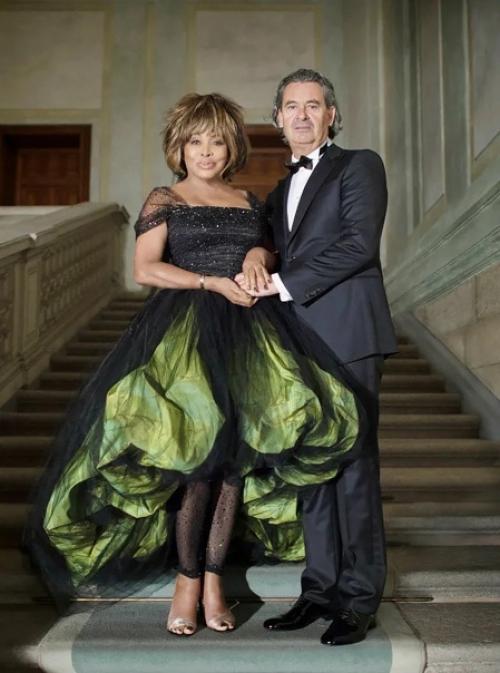 Парашют и пальто с трусами: самые нелепые свадебные наряды звезд. 05