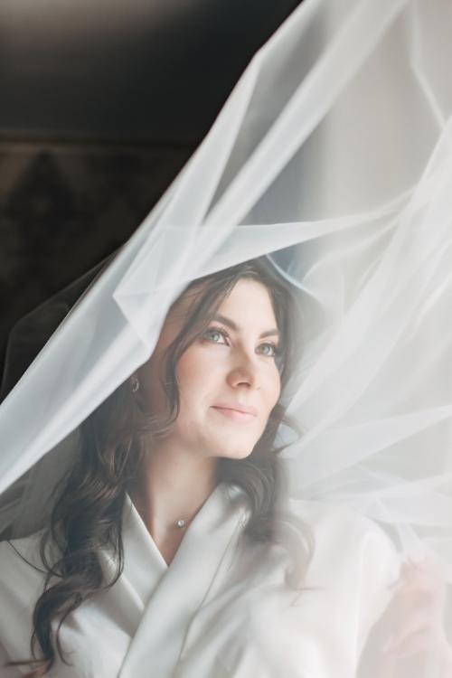 Утро- это самое лучшее время для съемки портретов невесты. 01