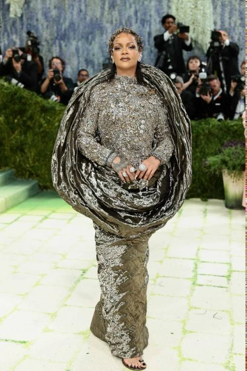 Met Gala в очередной раз доказал: красная дорожка давно перестала быть просто модным показом. 05