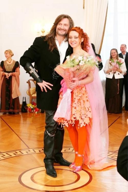 Парашют и пальто с трусами: самые нелепые свадебные наряды звезд. 04