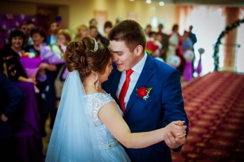 Жизнь продолжается. Такие красивые и трогательные молодожёны. 01