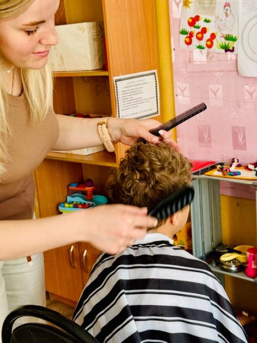 Барбер - волонтёр - Лемешева Виктория Сергеевна сделала модные стрижки нашим мальчишкам. 02