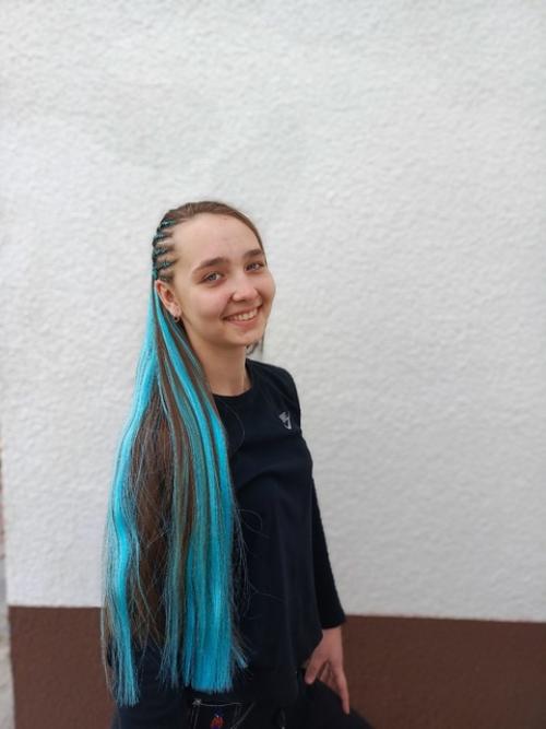 Заплетение виска с канекалоном - это стильный и популярный способ добавить яркости и объема прическе. 03