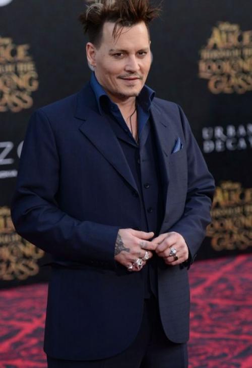 Джонни депп похвастался новой стрижкой на премьере Алисы в Зазеркалье. 02 Джонни депп похвастался новой стрижкой на премьере Алисы в Зазеркалье. 02